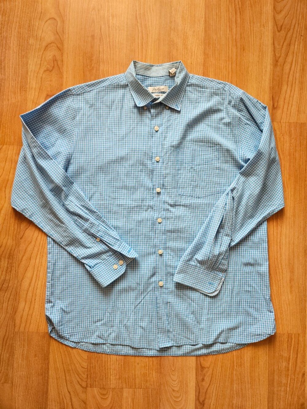 Like New Mens Van Heusen Classic Fit Blue check dress shirt - LRG 16-16.5  32-33